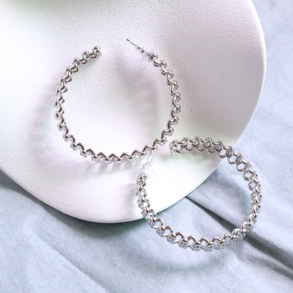 Kendra Scott Fallyn Hoop Earrings in Silver - Picture 2 of 2